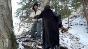 Julia und Jey machen sich auf den Weg zum Schloss Neuschwanstein und suchen den Aussichtspunkt. Sophie hingegen offenbart ihre nicht allzu gute Stimmung, die von Sorgen geprägt ist.