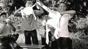 Jungen aus der Gruppe "Die Adler" des Feriencamps präsentieren eine zerrissene Flagge der gegnerischen Gruppe, den "Klapperschlangen". Das Robbers-Cave-Experiment machte 22 Jungen 1954 zunächst zu Feinden. Danach wurde versucht sie wieder zu versöhnen.