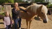 Franziska und Charlotte Wisheu schauen wie jeden Morgen nach ihren Pferden.