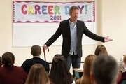 House (Hugh Laurie) nimmt an einem Berufsinfo-Tag in einer Schule teil, um den Schülern den Alltag eines Arztes zu schildern und ihnen Rede und Antwort zu stehen. Aber natürlich hält sich House dabei nicht an die Regeln.