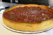Die Deep Dish Pizza gilt als das Saftigste, Deftigste und Leckerste, was Chicago zu bieten hat.