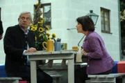 Joseph kann leider nicht verhindern, dass Rosi Pfarrer Neuner zum Essen einlädt. Von links: Joseph (Wilhelm Manske) und Rosi Brunner (Brigitte Walbrun).