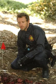 Mithilfe der Entomologie gelingt es Hodgins (T. J. Thyne), den Todeszeitpunkt des Opfers zu ermitteln.