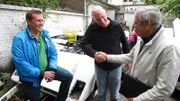 Trödelexperte Otto Schulte und Utz-Dirk Adam verkaufen den Rennwagen an einen Interessenten.