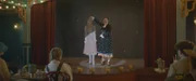Josie (Yuki Sutton, rechts) hat Theo (Eloise Little, links) in ein Papierpüppchen verwandelt.