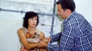 Gina (Julia Cencig) wurde von Schreibers Handlanger Rauch (Alexander Beck) aufgespürt und gefesselt...