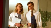 ARD FAMILIE DR. KLEIST VIII. STAFFEL FOLGE 105, "Unerwartete Gefahren", Tanja (Christina Athenstädt, l.) und Timo (Tom Radisch, r.) beobachten das Ehepaar Freiberg.