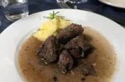 Peposo, das Traditionsgericht der Cucina Povera, der sogenannten Armeleuteküche, ist ein toskanischer Pfeffereintopf und der italienische Vetter des Boeuf Bourguignon.