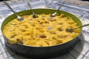 Ein Polenta-Gratin, ein traditionelles griechisches Bauerngericht, wird mit Kartoffeln, Butter, Fetakäse, der Wurstmischung Kavurma und Polenta zubereitet.