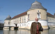Sepp Forcher vor Schloß Aistersheim.