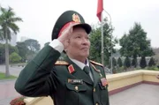 Der nordvietnamesische Veteran Nguy?n Huy Hi?u salutiert der Flagge.