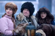 (v.l.n.r.) Natasha (Lily James), Count Rostov (Ade Edmonson), Sonya (Aisling Loftus)