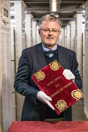 Sir Christopher Clark mit der Schlussakte des Wiener Kongresses im Staatsarchiv Wien.
