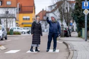 Einsatz vor Ort für mehr Verkehrssicherheit: Verkehrsplaner Michael Frehn und Mutlangens Bürgermeisterin Stephanie Eßwein planen die Umgestaltung einer Gefahrenstelle.
