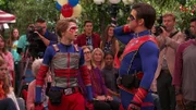 Vorne, l-r: Henry Hart (Jace Norman), Captain Man / Ray Manchester (Cooper Barnes)