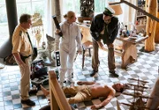 Dr. Anja Licht (Karin Thaler) in Schutzkleidung, hat den Fundort gesichert. Sie nimmt die Holzskulptur und berichtet Hubert (Christian Tramitz) und Staller (Helmfried von Lüttichau), dass Nobo Grün mit dieser erschlagen wurde.