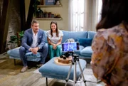 Christoph (Dieter Bach, h.l.) und Maxi (Katharina Scheuba, h.r., mit Yeliz Simsek, v.r.) geben sich in einem Video demonstrativ versöhnt.