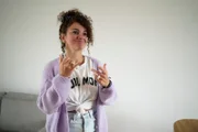 Hörend und taub - Familie Rose kommuniziert in mehreren Sprachen. Im Bild: Lemonia Rose