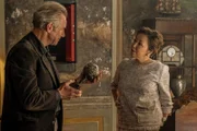 Der britische Kunsthistoriker Michael Priest (Nicholas Farrell) ist in der Villa Rossa bei Lee Hamilton (Fiona Marr) zu Gast.