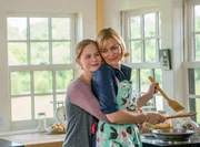 Lydia (Gesine Cukrowski, r.) kann sich noch nicht damit anfreunden, dass ihre Tochter Holly (Emilia Bernsdorf, l.) bald ins Studium verschwindet.