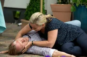Martin bricht bewusstlos zusammen. Bei dem Versuch ihm zu helfen, verletzt sich Silvia selbst.