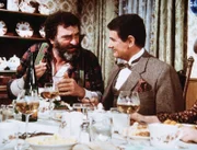 Mr. Edwards (Victor French, l.) kostet von dem Gericht, das Mr. Montague (Robert Casper, r.) für die englische Königin erfunden hat. Ihm fehlt nur noch ein wenig Ketchup.