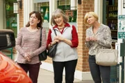 (v.li.): Beth Hall (Wendy), Mimi Kennedy (Marjorie), Jaime Pressly (Jill).