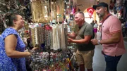 Der Trödeltrupp auf dem Basar, wo wild um den besten Preis gefeilscht wird; Der Trödeltrupp auf dem Basar, wo wild um den besten Preis gefeilscht wird