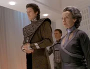 Der Goa«uld Tanith (Peter Wingfield) hat die 'Hohe RStin' Travell (Marie Stillin) gezwungen ihm Waffen zu liefern und die Menschen zu vernichten...
