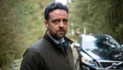 Bei seinen Ermittlungen in einem Dorf stößt Chief Inspector Mathias (Richard Harrington) auf eine Mauer des Schweigens.