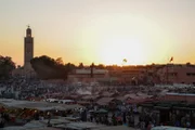 Sonnenuntergang über dem Platz Jemaa el Fna und der Koutoubia-Moschee in Marrakesch, Marokko.
