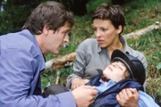 Biggi (Sabine Petzl) und Enrico (Tom Mikulla) haben die Hilferufe eines Kindes gehört und finden die kleine Ulrike (Laura Sonntag), die nach einem Sturz vom Pferd schwer verletzt ist.