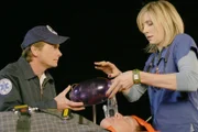 Elliott (Sarah Chalke, r.) sucht, nachdem sie einen Patienten falsch intubiert hat, Rat bei Dr. Casey (Michael J. Fox, l.), der jedoch momentan ganz andere Interessen verfolgt ...