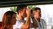 Michael Westen (Jeffrey Donovan) überprüft den Treffpunkt lieber erst aus der Entfernung. Seine Freunde Fiona (Gabrielle Anwar) und Sam (Bruce Campbell) begleiten den ehemaligen Agenten.