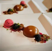 Mousse au chocolat Brombeer-Whisky-Eis Crumble