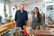 Björn Freitag (l) und Graziella Lindner freuen sich auf das gemeinsame Kochen.