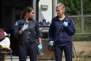 Gabriela Dawson (Monica Raymund), Sylvie Brett (Kara Killmer) +++ Die Verwendung des sendungsbezogenen Materials ist nur mit dem Hinweis und Verlinkung auf RTL+ gestattet.
