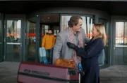 Nevana (Jasna Đuričić) holt ihren alten Schulfreund Saša (Boris Isaković) vom Flughafen ab.