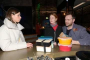 Toni (Olivia Marei, M.) stutzt im Gespräch mit Matilda (Anna-Katharina Fecher) und Erik (Patrick Heinrich).