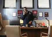 Chicago Fire Eine schwere Last - A Heavy Weight Staffel 2, Episode 19 Gut gelaunt: Eamonn Walker als Chief Boden