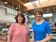Schwer, aber machbar: Lena Ganschow (rechts) spricht mit Bettina Roth, Entwicklungschefin des Outdoorherstellers Vaude, über die Umstellung auf PFAS-freie Produktion.
