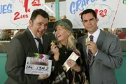 Jeremy Ratchford (l.) und Danny Pino (r.) mit der Golden Globe Gewinnerin Diane Ladd (M.) bei den Dreharbeiten.