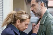 Nevena (Jasna Đuričić) informiert ihren Ex-Mann Haris (Ermin Bravo) darüber, dass es keine Beweise für eine körperliche Vergewaltigung gegen ihren gemeinsamen Sohn gab.