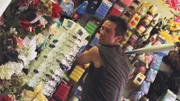 Michael (Jeffrey Donovan) gibt sich als Wahnsinniger aus, der von den Geschäftsleuten in Little Havana Schutzgelder erpresst, um die wahren Verbrecher auf sich aufmerksam zu machen.