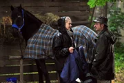 Xaver kann verstehen, dass Yvi um ihr Pferd bangt. Von links: Yvonne Preissinger (Alexa Eilers) und Xaver (Michael Schreiner).