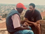 Julien mit dem einst besten Freund seines Vaters, William. William und Juliens Vater arbeiteten gemeinsam in Kenia als Safari-Guides. Sie mussten ihr Heimatland verlassen, weil sie Tutsi waren.