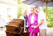 Greta (Laura Osswald, M., mit Pablo Sprungala, r. und Antje Hagen, l.) träumt von der idealen Familie.
