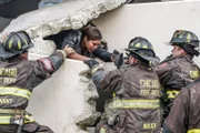 V.l.: Gabriela Dawson (Monica Raymund), Mouch (Christian Stolte), Matthew Casey (Jesse Spencer) Die Verwendung des sendungsbezogenen Materials ist nur mit dem Hinweis und Verlinkung auf TVNOW gestattet.