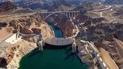 1931 wurde mit dem Bau des Hoover Talsperre begonnen und nach nur 46 Monaten konnte das gewaltige Bauwerk eingeweiht werden. Die Staumauer ist 220 Meter hoch, 379 Meter lang. Sie staut den Colorado River zum 640 Quadratkilometer großen Lake Mead.