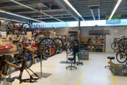 Die Schattenseiten unserer Fahrräder Wo hakt es bei Klimabilanz und Lieferketten? In der Produktionshalle in Kiel werden die Räder in Handarbeit zusammengeschraubt.